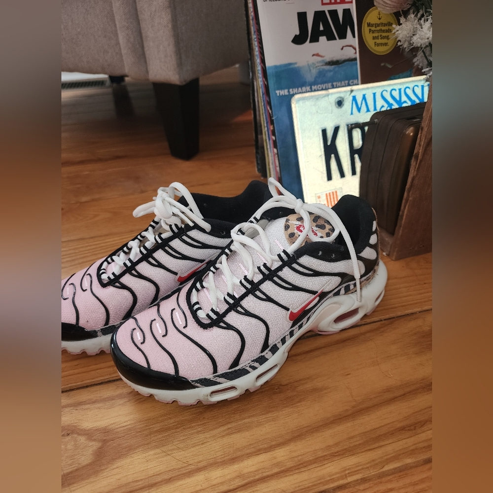 Nike Women's Pink Black White Sneakers